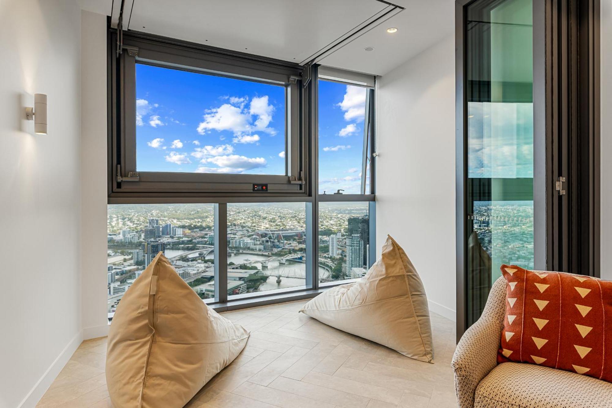 Sky Living & River Views In Queens Wharf Residences Apartment