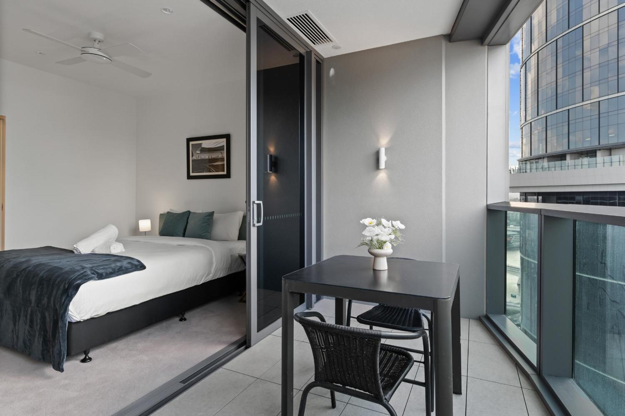 Sky Living & River Views In Queens Wharf Residences Apartment *